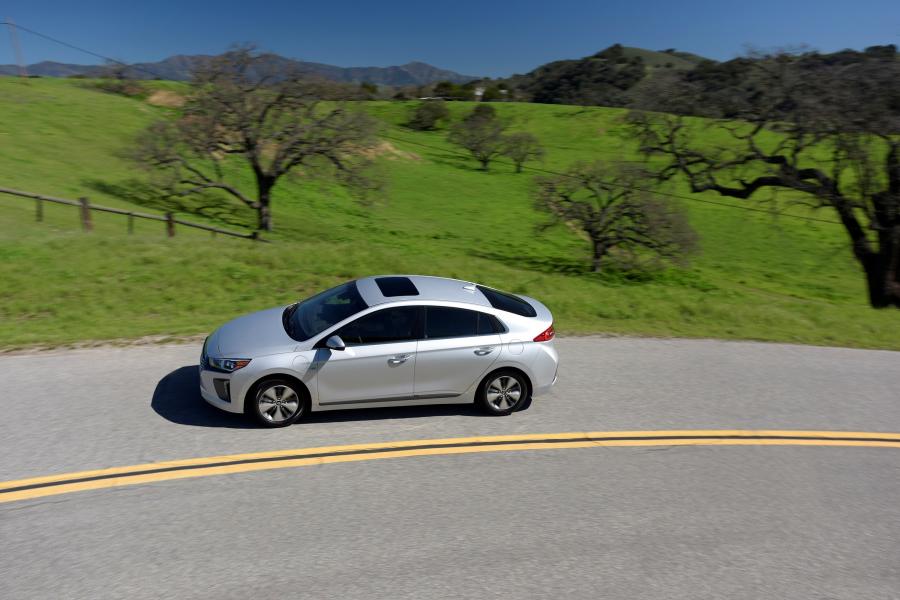  Hyundai IONIQ plug-in hybrid 2017 года  (NA) (фото 13 из 17)